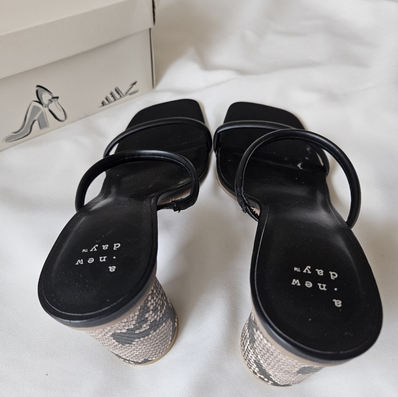 Beautiful Black heel slides. - Picture 3 of 5